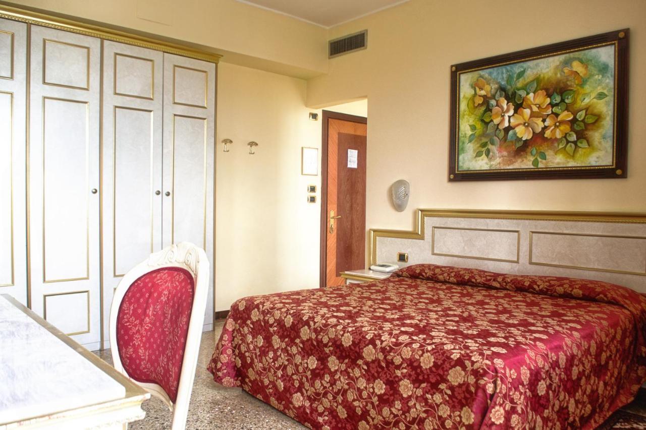 Small Single Room,1108930944:JPEG